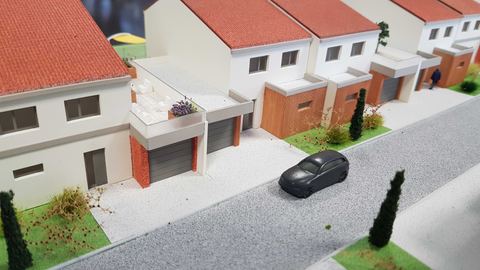 Maquette de la rue bordée de maisons jumelées