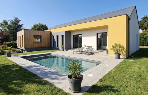 Image de projet : la maison avec un enduit jaune, terrasse et piscine