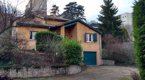 La maison avant les travaux, façade ocre et toiture en tuiles