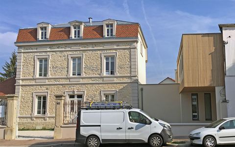 Maison bourgeoise en pierre et extension en bois côte à côte