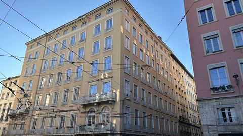 Immeuble lyonnais de six étages à façade ocre, rue de l'Annonciade