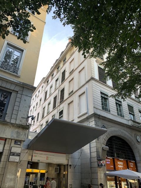 Vue en contre-plongée de l'immeuble et de son auvent