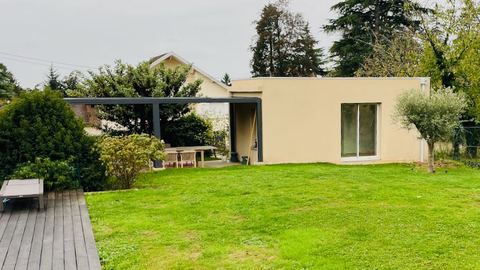 Vue d'ensemble du jardin et de l'extension à toit plat