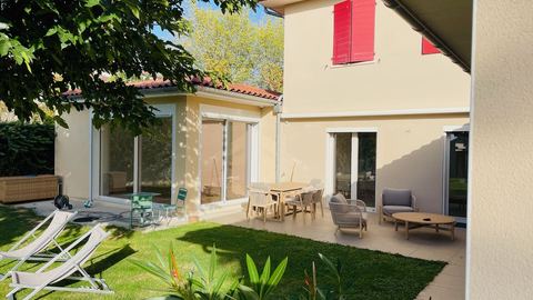 Terrasse et salon de jardin devant la maison rénovée