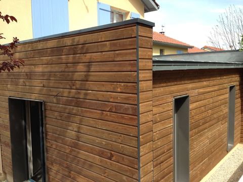 Façade en lames de bois horizontales avec une fenêtre étroite verticale